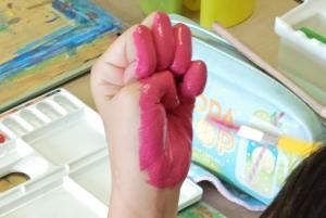 手に絵の具を塗って