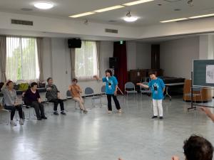 手話で「故郷」に取り組んでいる様子