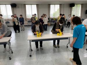 カップスタックスを体験している様子