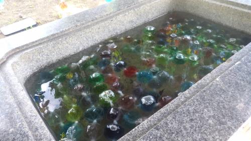 八雲神社に『彩水（いろみず）のれん』