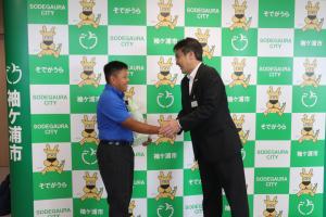 高浦君との握手