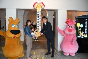 博物館入館者が100万人式典写真