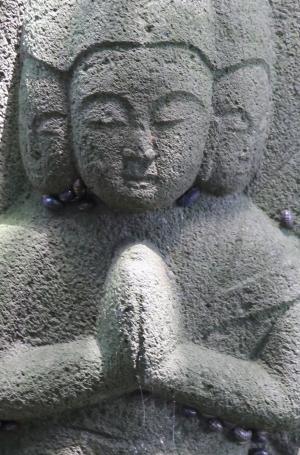 石仏の様々な顔