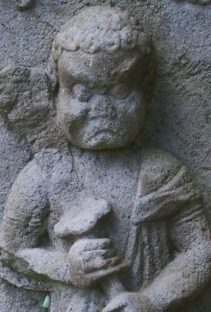石仏の様々な顔