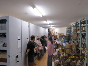 収蔵庫見学の様子①