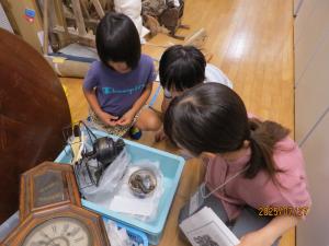 収蔵庫見学の様子②