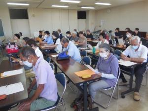 譜面を手に詩吟を体験する受講者