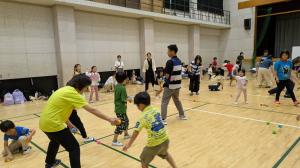 ペガーボールで遊ぶ子供達の写真1