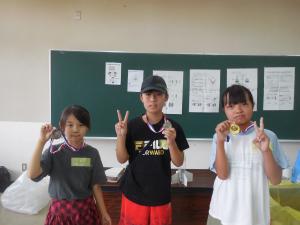 メダルを授与された子どもの写真