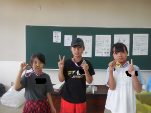 メダルを授与された子どもの写真