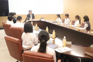 図書委員会の皆さんの様子