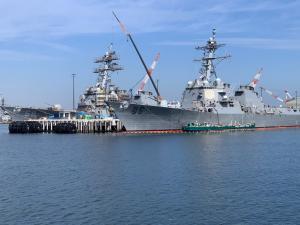 軍港めぐりをしている様子