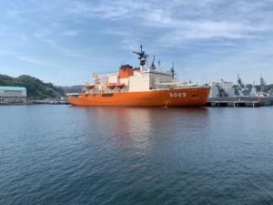 軍港めぐりをしている様子