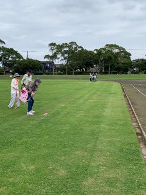 グラウンドゴルフをプレーしている様子