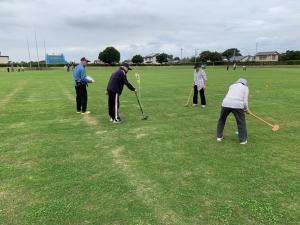 グラウンドゴルフをプレーしている様子