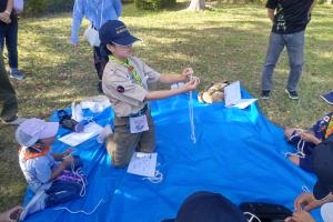 ロープワークを教えている様子の写真