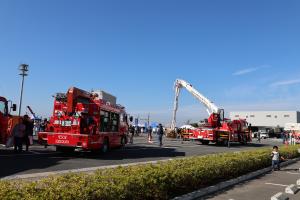 消防車両展示及び高所放水車搭乗体験