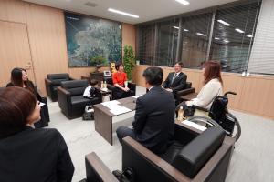 市長と一緒にティータイムの様子