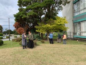 外で写真撮影をしている様子