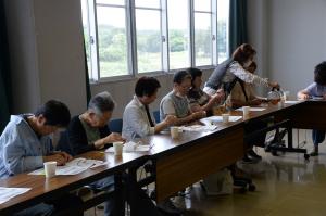 漢方茶の試飲をしている写真