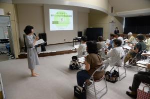 消費者センターの説明を聞いている写真