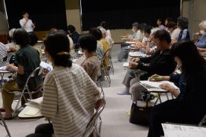 食品添加物の講義を聞いている写真