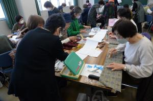 布に印をつけている写真