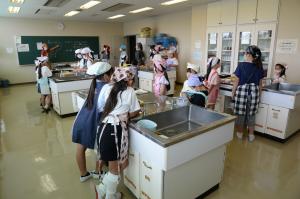 作り方の説明をしている写真