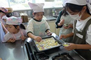 クッキー生地にアメをいれている写真