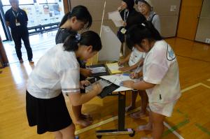 謎解きをしている写真