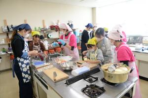 豚汁の具材を切っている写真