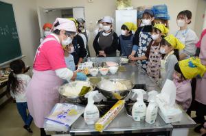 太巻き寿司の作り方を教えている写真