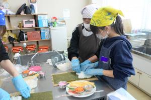 太巻き寿司を作っている写真