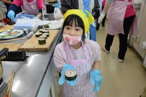 作った太巻き寿司を見せてくれている写真