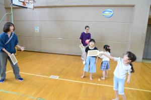 段ボール板と風船を使ったバトミントンの写真