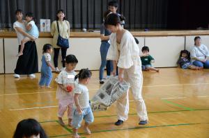 風船運びをしている写真