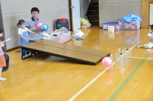 ボール転がしをしている写真