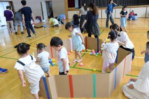 ボールプールで遊んでいる写真