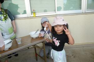 石鹸の泡で遊んでいる写真