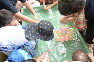 水風船で遊んでいる写真