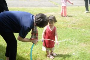 水の感触を確かめている写真