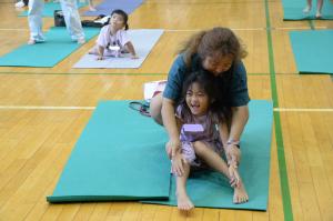 親子でヨガをしている写真 その1