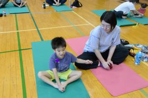 親子でヨガをしている写真 その3