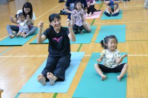 親子でヨガをしている写真 その2