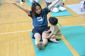 親子でヨガをしている写真 その4