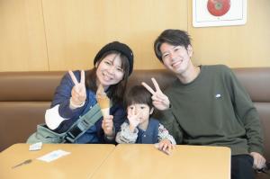 ソフトクリームを食べている親子の写真