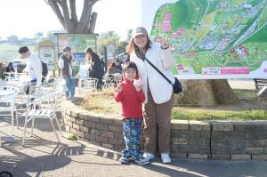 広場で撮った親子の写真