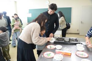 おにぎりを作っている写真 その1