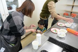 おにぎりを作っている写真 その2