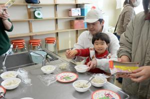 おにぎりを作っている写真 その3